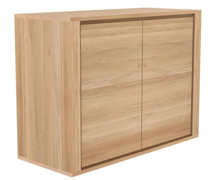 Elegantes Sideboard aus Eiche von Ethnicraft. Modernes Design mit zwei Türen und natürlicher Holzmaserung.